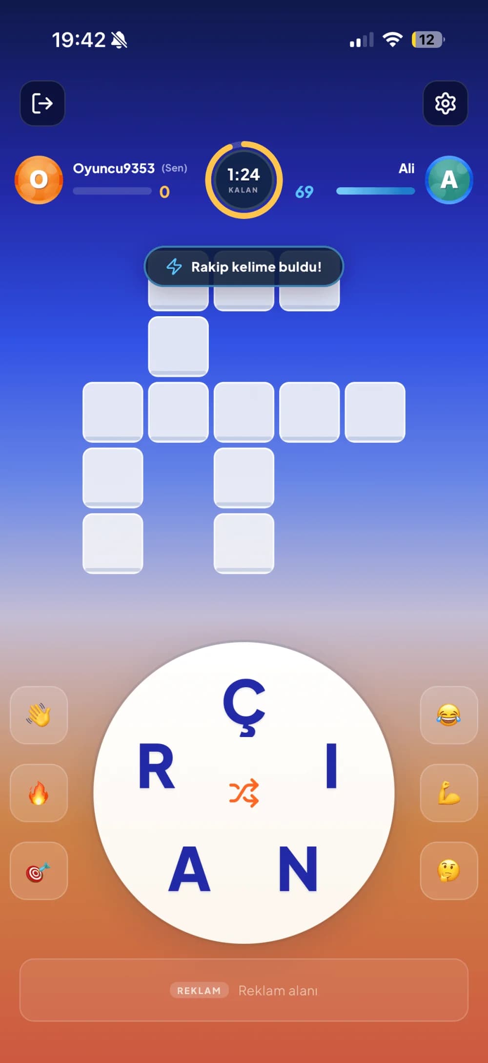Live duel screen with the letter wheel and the timer